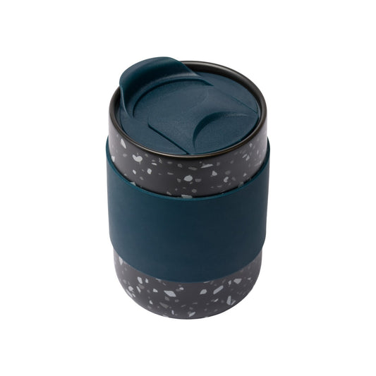 Ceramic coffee mug 400 ml / 13.5 fl oz with blue silicone sleeve and lid, angled view showcasing speckled design.